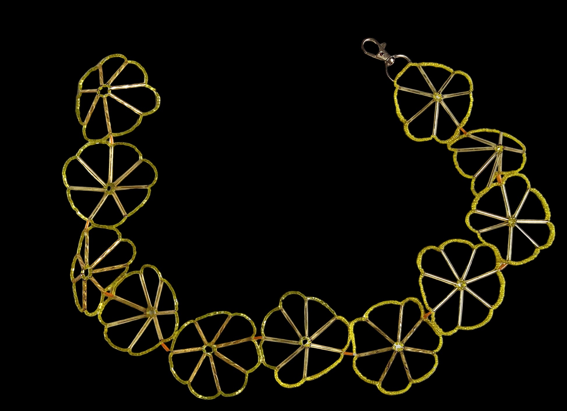 Cinturón de flores de abalorios dorado
