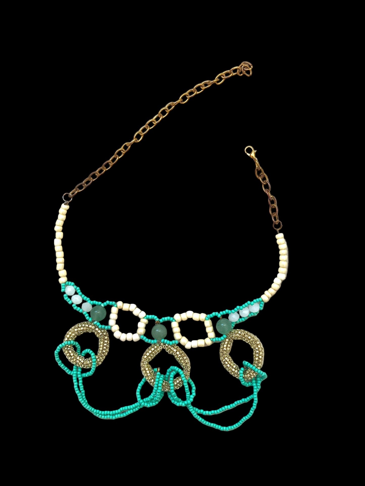 Collar de jade verde y abalorios miyuki bañados en oro de 24 quilates
