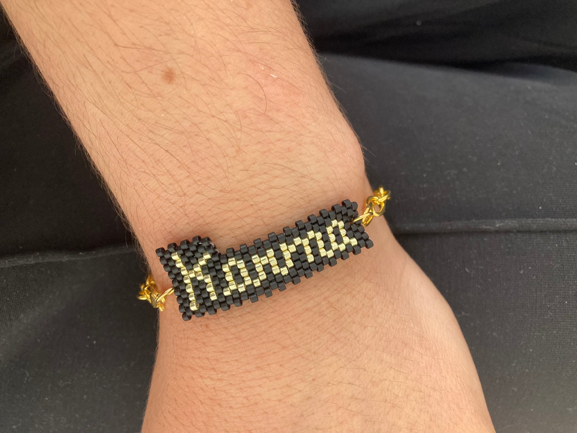 Pulsera con texto karma con abalorios miyuki